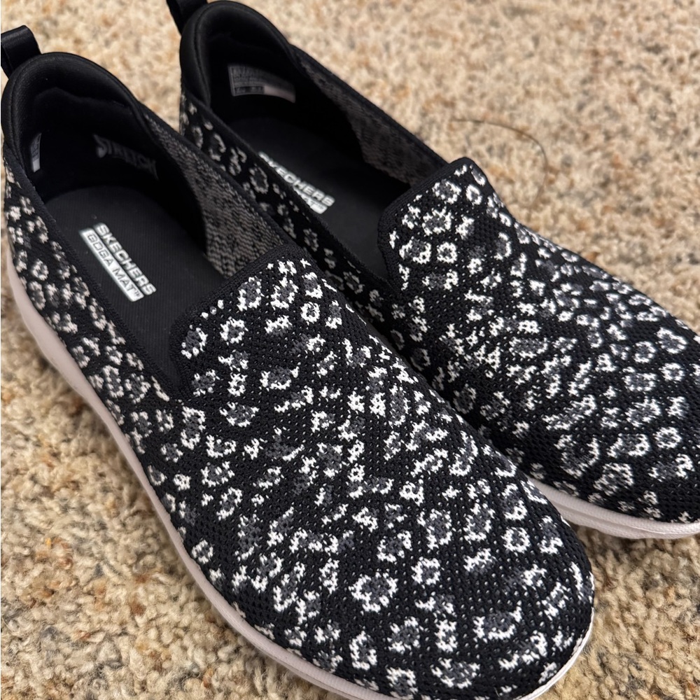 Skechers Women's black cheetah/lepqrd Patterned Sneakers
